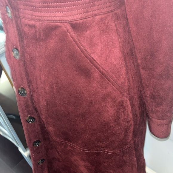 a loves a NWT Faux Suede Button Front Long Sleeve Mini Shirt Dress XS BURGUNDY - Picture 6 of 12